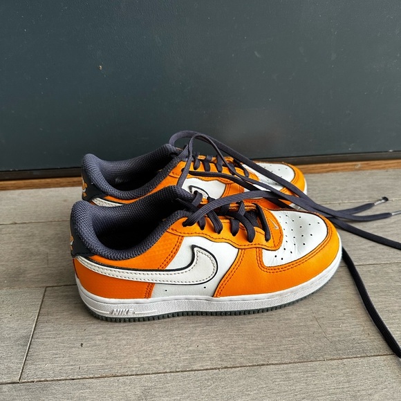 KidsNike Air Force 1 Low SE ‘Clownfish’ Orange Blue White FJ4657-800 Toddler 13c - Picture 2 of 7